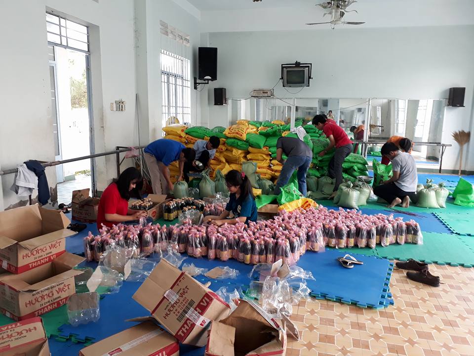 Các thành viên Câu lạc bộ kết nối sinh viên Vạn Ninh chuẩn bị quà đi giúp đỡ người dân các thôn đảo Vạn Thạnh.