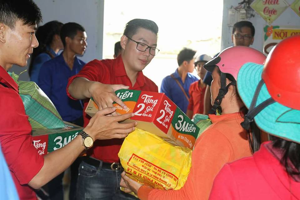 Một đơn vị doanh nghiệp trao quà hỗ trợ cho người dân huyện Vạn Ninh