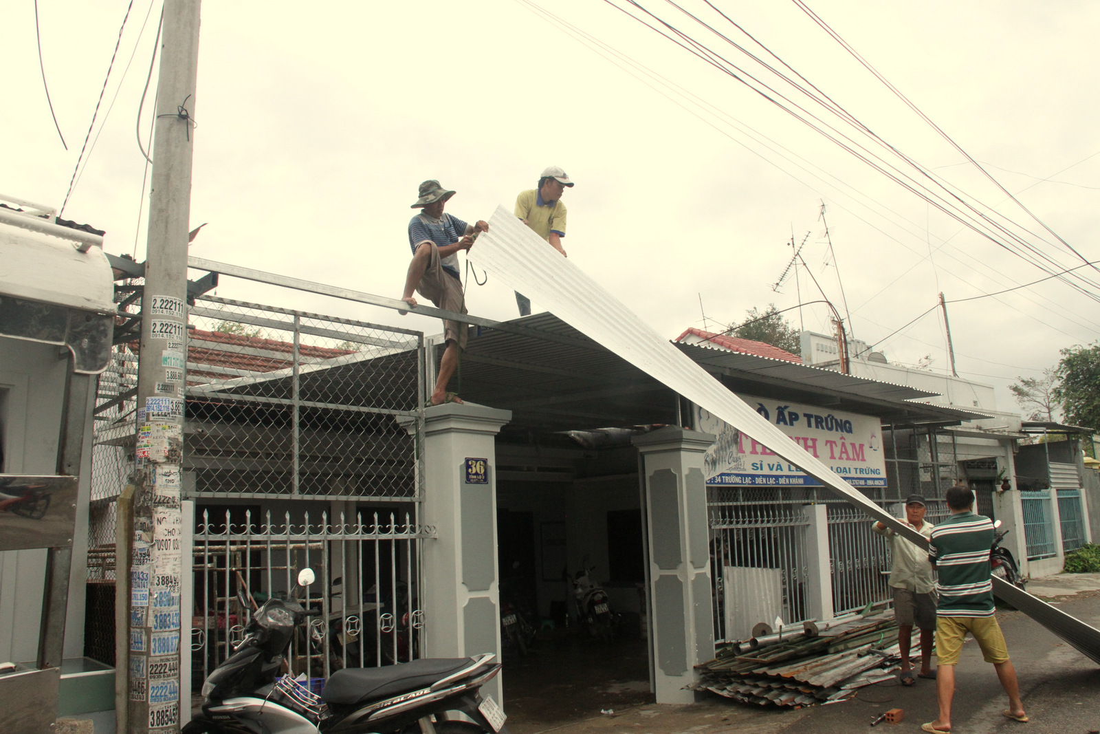 Một hộ dân ở thôn Trường Lạc, xã Diên Lạc đang sửa lại nhà