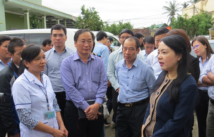 Bộ trưởng Bộ Y tế trao đổi với lãnh đạo Trạm Y tế phường Ninh Hà