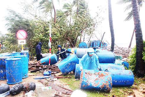 Ngoài bị thiệt hại do trộm cắp, gia đình  bà Dương Thị Viết Thành còn bị bão làm tốc mái nhà
