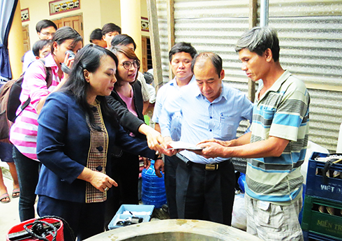 Bộ trưởng Bộ Y tế Nguyễn Thị Kim Tiến tặng viên khử khuẩn giếng nước cho người dân xã Ninh Phú