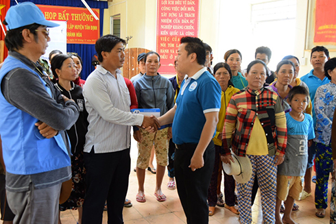  Các doanh nhân trao tiền cho người dân ở xã Vạn Hưng, huyện Vạn Ninh