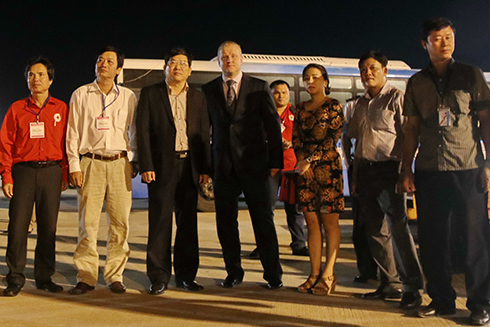 Ông Nguyễn Duy Bắc (thứ 5, từ trái sang) cùng đại diện Đại sứ quán Liên bang Nga tại Việt Nam đón máy bay vận tải. 