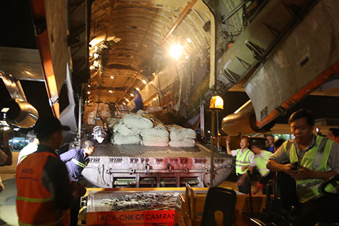 Khoang máy bay vận tải cỡ lớn mang theo 40 tấn hàng viện trợ nhân đạo.