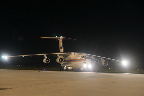 Máy bay vận tải cỡ lớn IL-76 đáp xuống sân bay Cam Ranh.