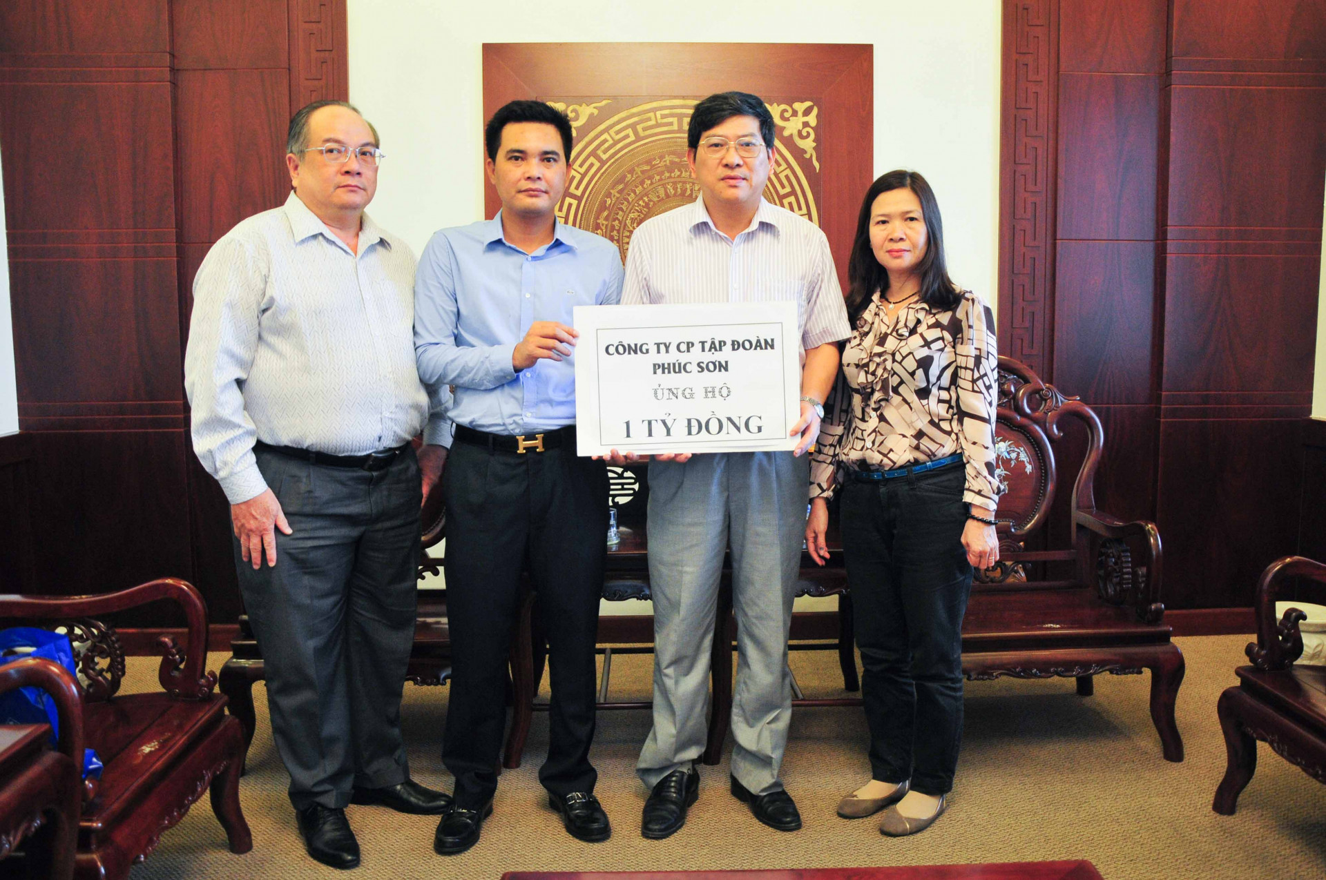 Đại diện Công ty Cổ phần Tập đoàn Phúc Sơn trao biểu trưng số tiền cho lãnh đạo tỉnh