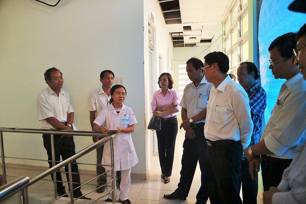 Ông Lê Đức Vinh đến thăm Trạm Y tế xã Diên Xuân. 
