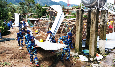 Lực lượng Lữ đoàn 189 Hải quân giúp dọn dẹp trại chăn nuôi ở huyện Cam Lâm