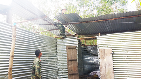 Lực lượng Lữ đoàn Công binh 293 dựng lại nhà dân ở xã Suối Cát, huyện Cam Lâm