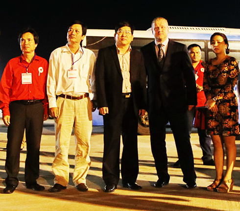 Đồng chí Nguyễn Duy Bắc cùng đại diện Đại sứ quán Liên bang Nga  tại Việt Nam đón máy bay vận tải ở đường băng