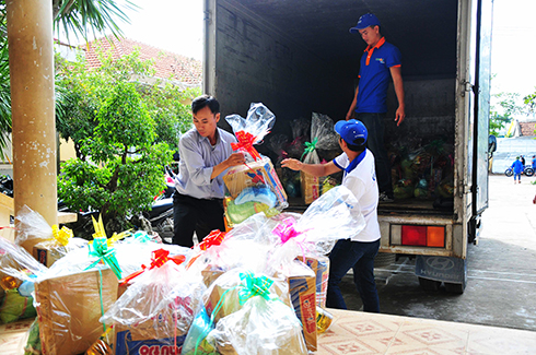 Các doanh nghiệp vận chuyển quà hỗ trợ về trao cho người dân xã Suối Cát