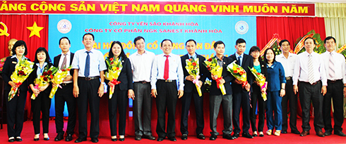 Lãnh đạo Công ty Yến sào Khánh Hòa cùng khách mời tặng hoa chúc mừng Hội đồng quản trị và Ban kiểm soát