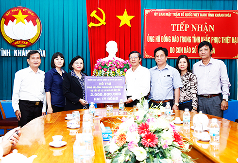 Lãnh đạo TP. Hồ Chí Minh trao 2 tỷ đồng hỗ trợ nhân dân Khánh Hòa  khắc phục thiệt hại do bão gây ra