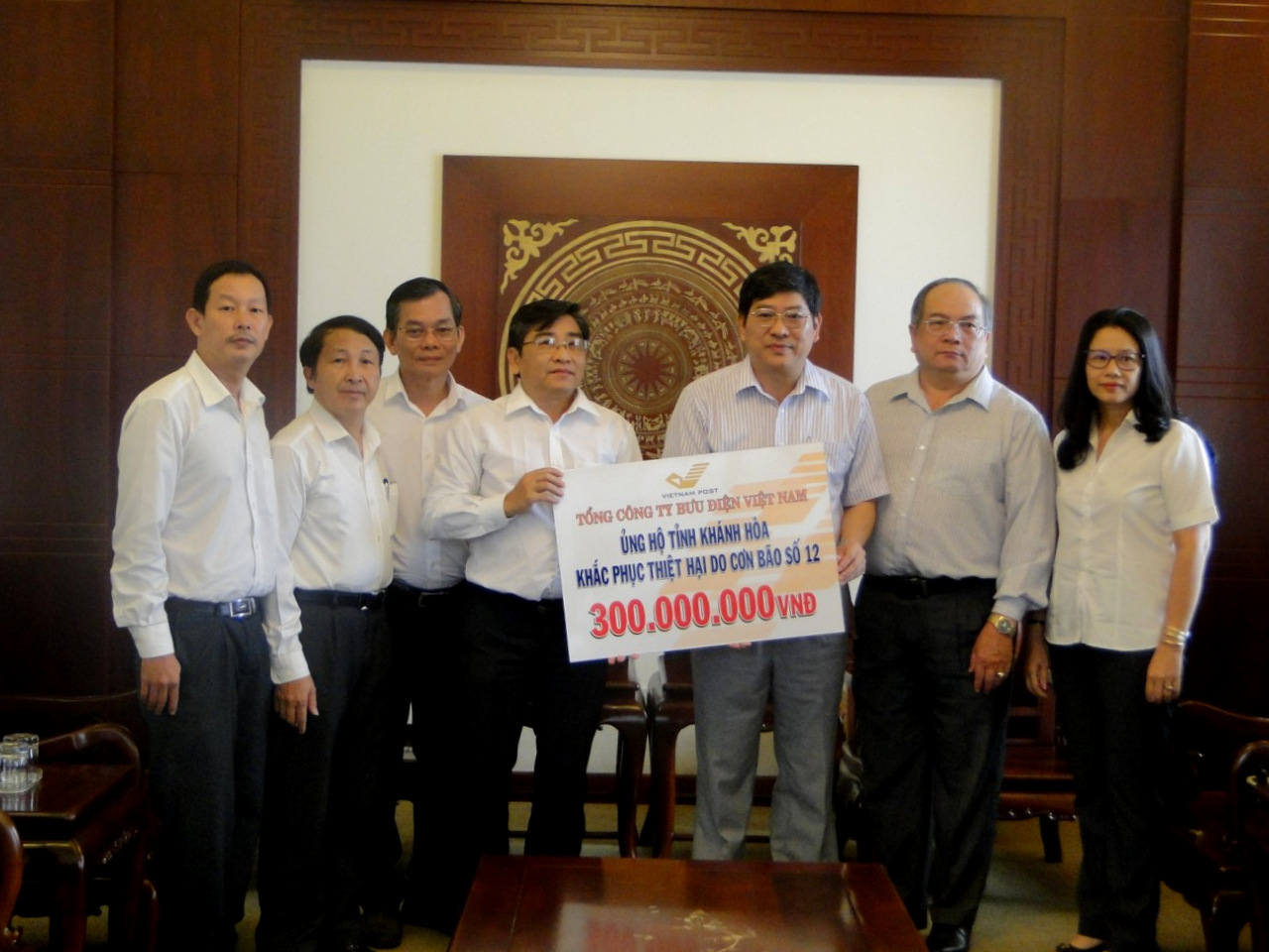 Đồng chí Nguyễn Duy Bắc - Phó Chủ tịch UBND tỉnh tiếp nhận 300 triệu đồng ủng hộ của Tổng công ty Bưu điện Việt Nam