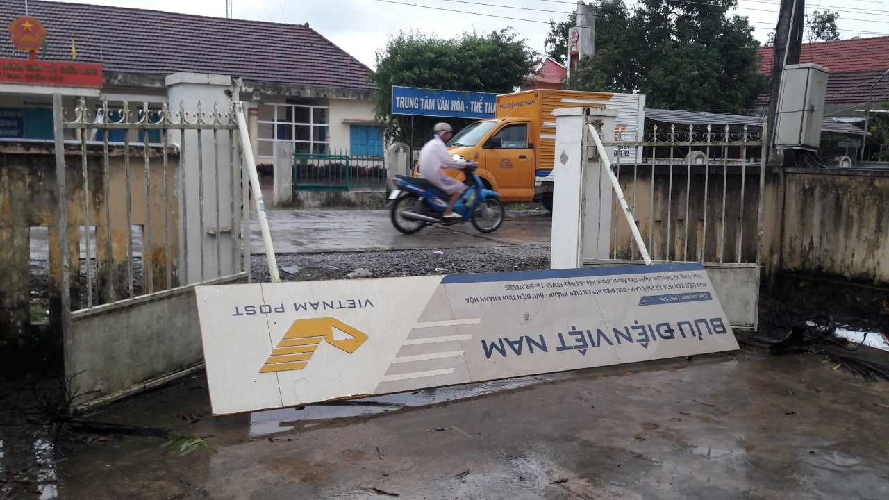Bưu điện văn hóa xã Diên Lâm, Diên Khánh bị hư hại vì bão