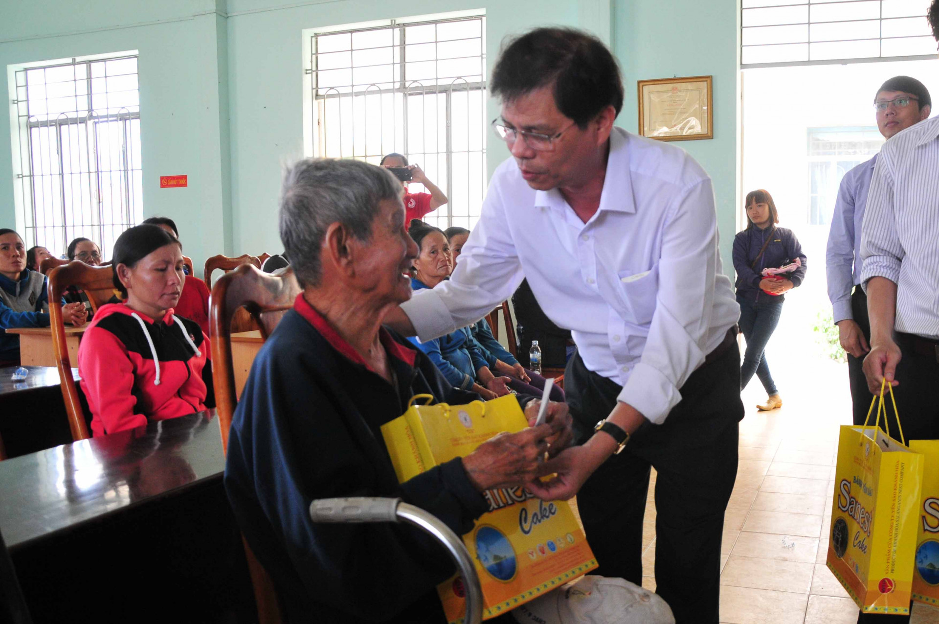 Đồng chí Nguyễn Tấn Tuân trao quà cho các gia đình