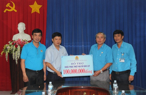  Lãnh đạo Liên đoàn Lao động TP. Đà Nẵng (bên trái) trao hỗ trợ cho đại diện Liên đoàn Lao động tỉnh.
