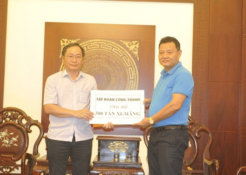 Ông Nguyễn Đắc Tài - Phó Chủ tịch UBND tỉnh (bìa trái) tiếp nhận hỗ trợ của Tập đoàn Công Thanh.