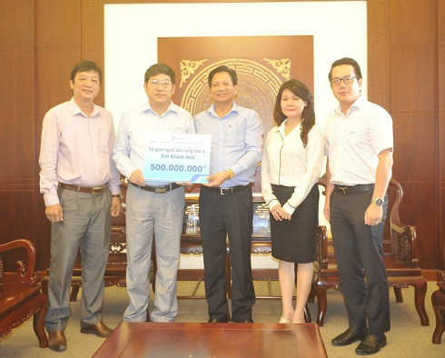 Ông Nguyễn Duy Bắc – Phó Chủ tịch UBND tỉnh (thứ 2 từ trái qua) tiếp nhận tiền hỗ trợ của Công ty SASCO.
