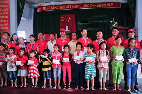 Cán bộ, nhân viên Prudential Việt Nam tặng quà cho các học sinh xã Ninh Hưng (thị xã Ninh Hoà).