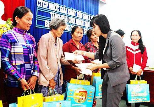 Lãnh đạo Công ty Cổ phần Nước giải khát Yến sào Khánh Hòa trao quà cho người dân xã Suối Hiệp