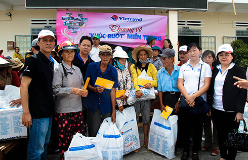 Đại diện Vietravel trao quà cho người dân vùng bão huyện Vạn Ninh