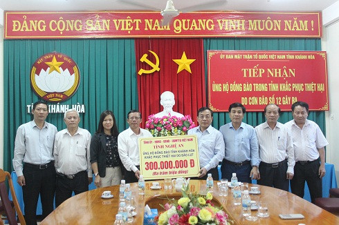 Ông Nguyễn Văn Huy (thứ 4 từ phải qua) trao hỗ trợ cho nhân dân tỉnh Khánh Hòa khắc phục hậu quả do bão số 12 gây ra.