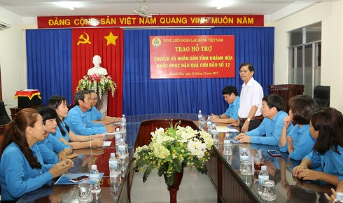 Ông Nguyễn Tấn Tuân phát biểu cảm ơn trước tình cảm, sự sẻ chia của Tổng Liên đoàn Lao động Việt Nam.