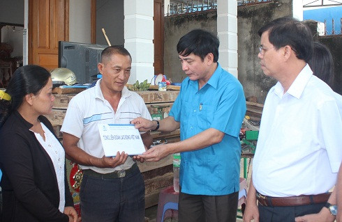  Ông Bùi Văn Cường và ông Nguyễn Tấn Tuân trao hỗ trợ cho gia đình Đào Mạnh Hùng.