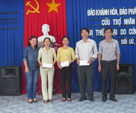 Nhà báo Đức Hiển và bà Thái Thị Lệ Hằng - Phó Tổng biên tập Báo Khánh Hòa trao quà từ thiện cho 4 trường học