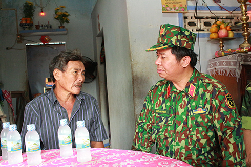 Thiếu tướng Ngô Quý Đức động viên gia đình nạn nhân Phạm Văn Khang, tổ dân phố 8, thị trấn Vạn Giã, Vạn Ninh, Khánh Hòa.