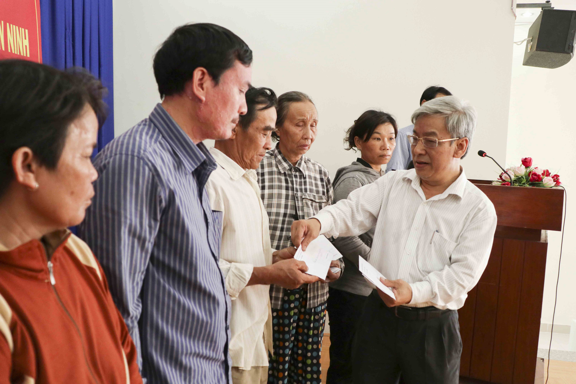 Ông Lê Xuân Thân trao hỗ trợ cho các gia đình có người bị thiệt mạng do bão 12 gây ra