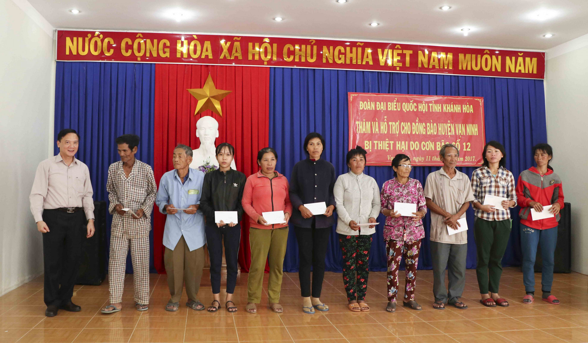 ông Nguyễn Khắc Định trao hỗ trợ cho các gia đình có hoàn cảnh khó khăn bị thiệt hại nặng do bão
