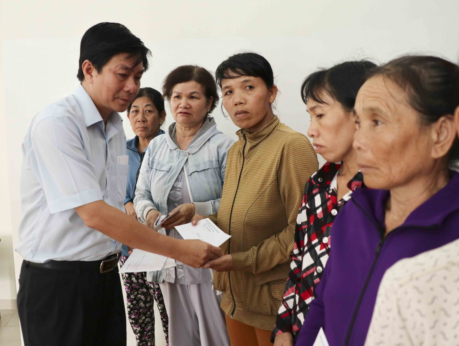 Ông Lữ Thanh Hải - Phó trưởng Đoàn đại biểu Quốc hội tỉnh trao hỗ trợ cho các gia đình có người bị thiệt mạng sau bão số 12