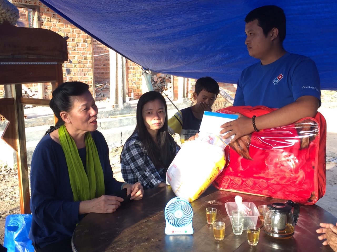 Bà Nguyễn Thị Tuyết cùng đoàn đã đến thăm và động viên một gia đình nạn nhân bão số 12.