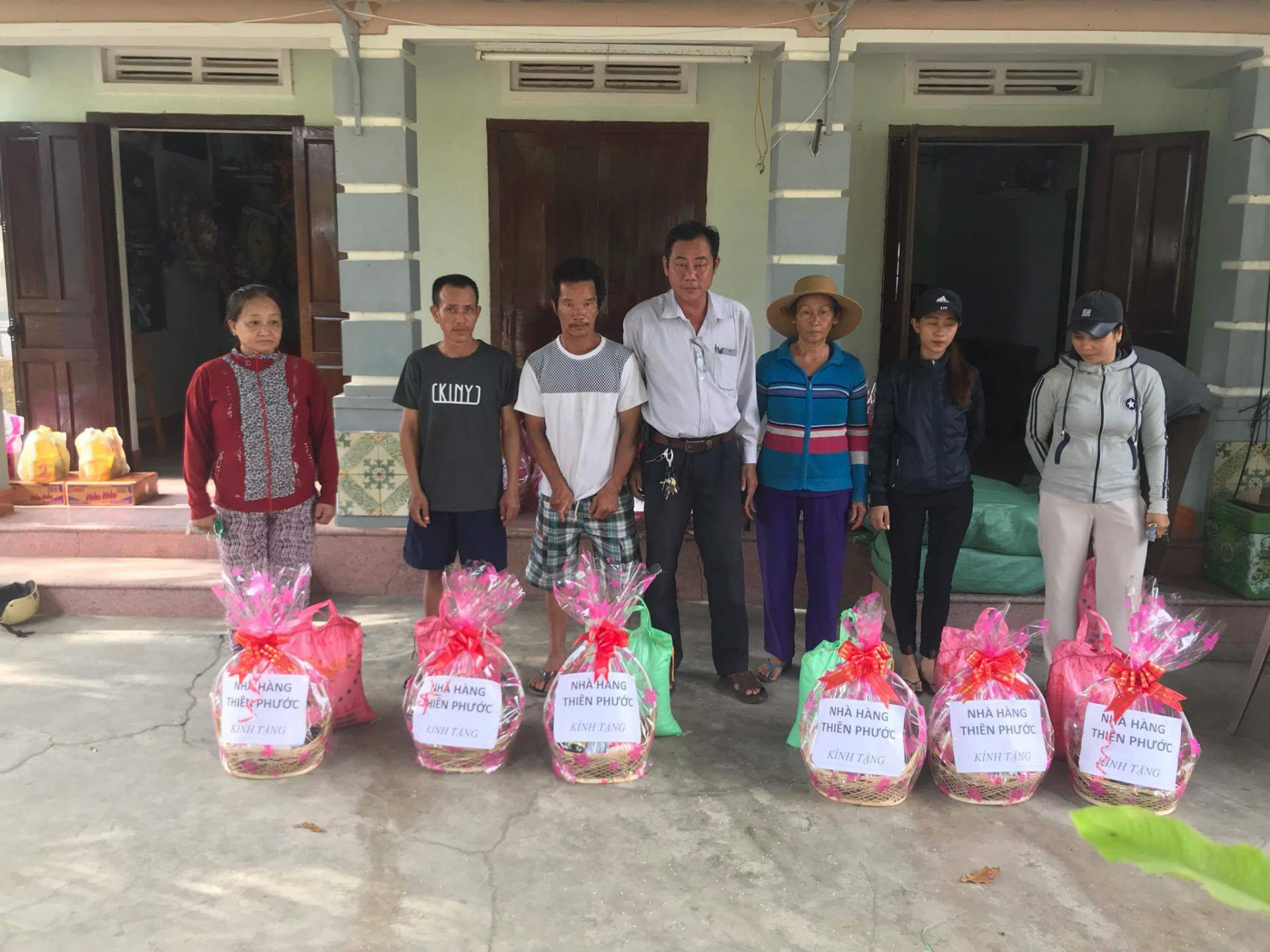 Ông Dũng trao quà cho các họ nghèo, cận nghèo, gia đình chính sách và bị thiên tai trên địa bàn phường Vĩnh Hòa, TP. Nha Trang