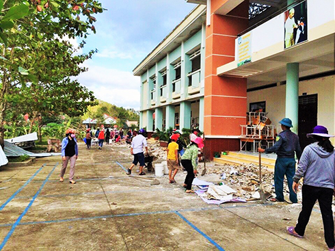 Dọn dẹp sau bão tại Trường Tiểu học thị trấn Khánh Vĩnh