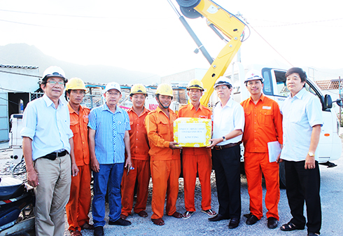 Đồng chí Nguyễn Tấn Tuân thăm, động viên cán bộ, công nhân Công ty Điện lực Thừa Thiên Huế