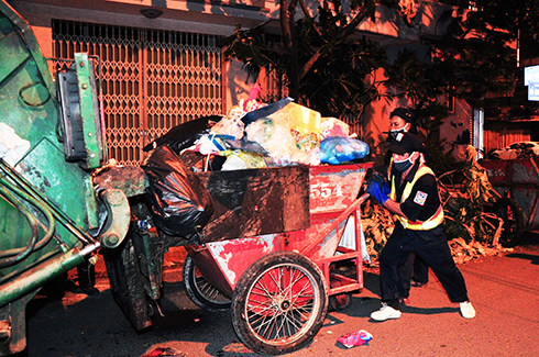 Công nhân vệ sinh phải tăng ca để xử lý rác thải sinh hoạt