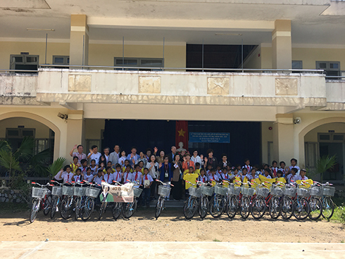 Hiệp hội Kỷ niệm Kim Man Duk tặng quà cho học sinh Trường Tiểu học Khánh Hòa - JeJu