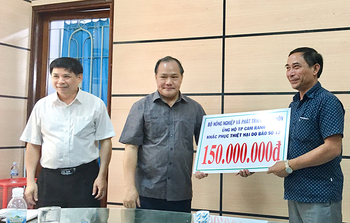 Bộ Nông nghiệp và Phát triển nông thôn trao tổng cộng 450 triệu đồng hỗ trợ người dân Khánh Hòa khắc phục bão lụt