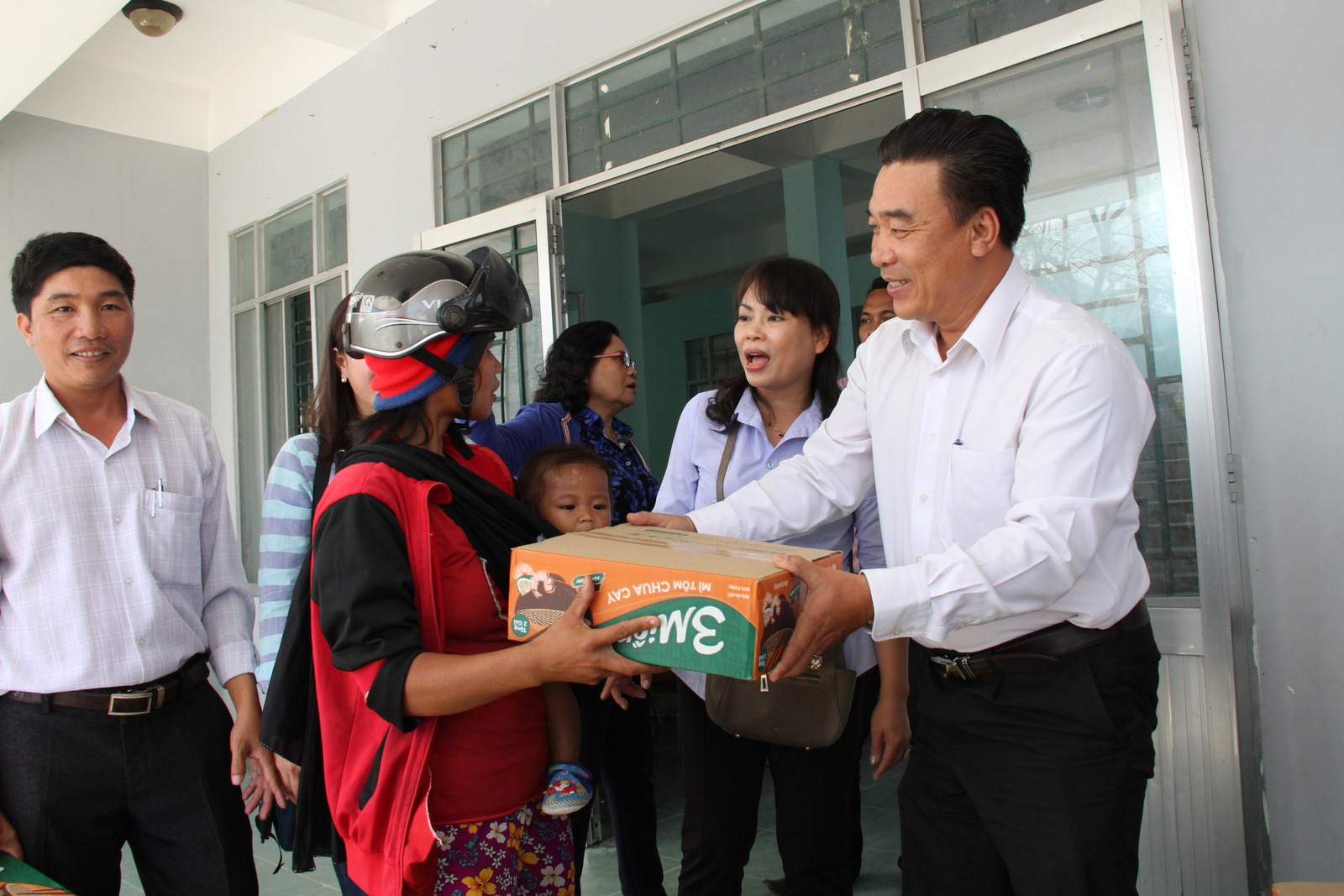 Ông Đoàn Minh Long – Chủ tịch Hội Nhà báo tỉnh trao quà cho người dân bị thiệt hại vì bão