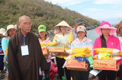 Đại diện Ban trị sự Giáo hội Phật giáo Việt Nam huyện Vạn Ninh trao quà cho người dân.