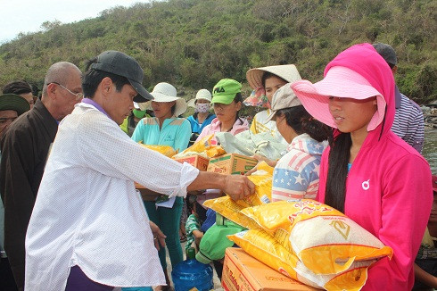  Những suất quà ý nghĩa gửi tặng người dân thôn đảo Ninh Tân.