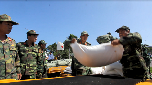Chiến sĩ Bộ đội Biên phòng Khánh Hòa đưa hàng viện trợ lên xe tải