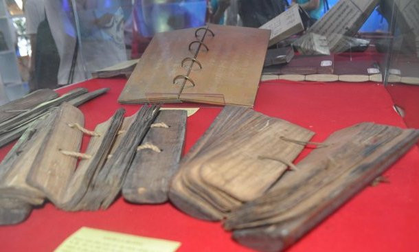 Sách lá buông có thể mở ra như quạt, gồm nhiều mảnh lá xâu lại thành tập dày, có thể lật tửng mảnh ra đọc, cả hai mặt lá đều có chữ khắc - sẽ được trưng bày tại Thư viện Quốc gia Việt Nam.