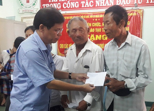 Ông Nguyễn Tấn Tuân trao quà hỗ trợ cho những hộ gia đình có hoàn cảnh đặc biệt khó khăn ở huyện Vạn Ninh.