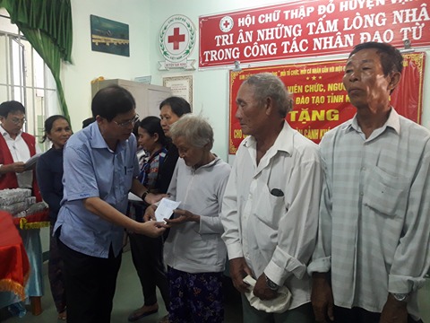 Những suất quà ý nghĩa được ông Nguyễn Tấn Tuân trao tận tay người dân huyện Vạn Ninh.