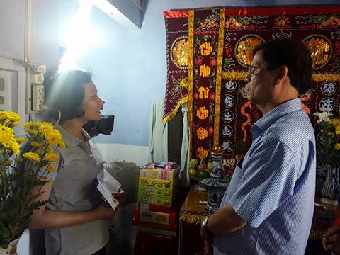 Ông Nguyễn Tấn Tuân thăm hỏi, chia buồn và trao hỗ trợ cho đại diện gia đình có người bị chết do bão.